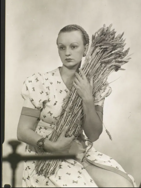 Arquivo:Ithell young.png